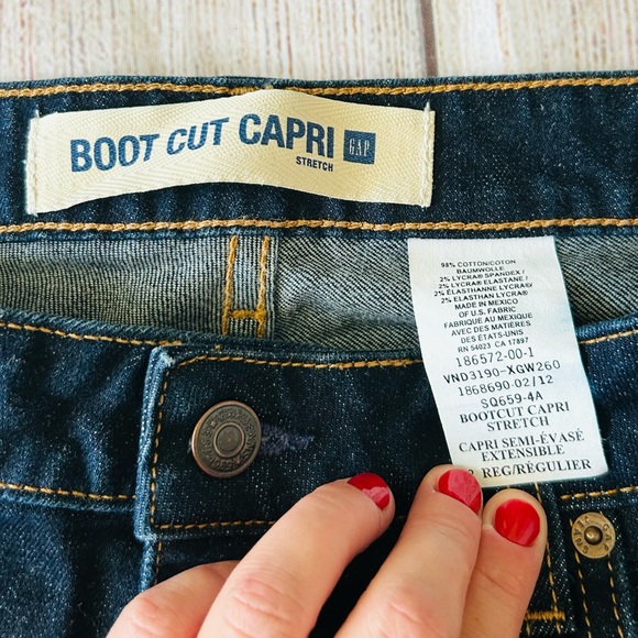 Levi’s Women’s Dark Wash Mid Rise Stretch Boot Cut Denim Capri Jeans Size 12 - Picture 8 of 9